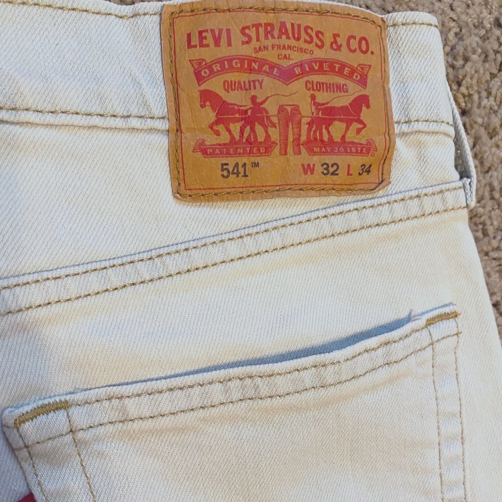 NWOT Levi's 541 Mens Jeans  Size 32x34